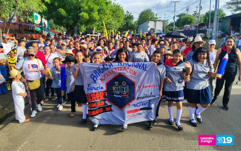 Comunidad educativa de Tipitapa protagoniza desfile de Banderas de Territorio Libre de Analfabetismo