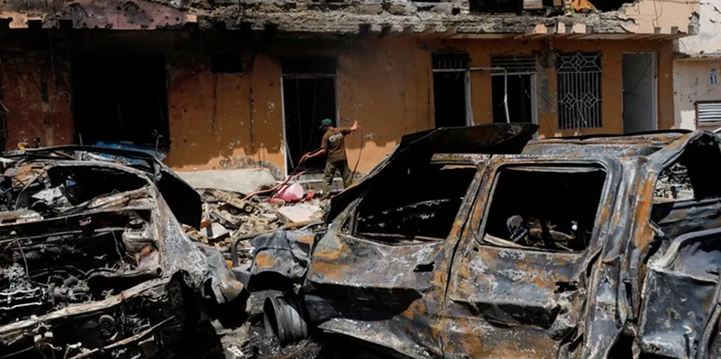 Atentado con coche bomba en Pakistán deja muertos y heridos