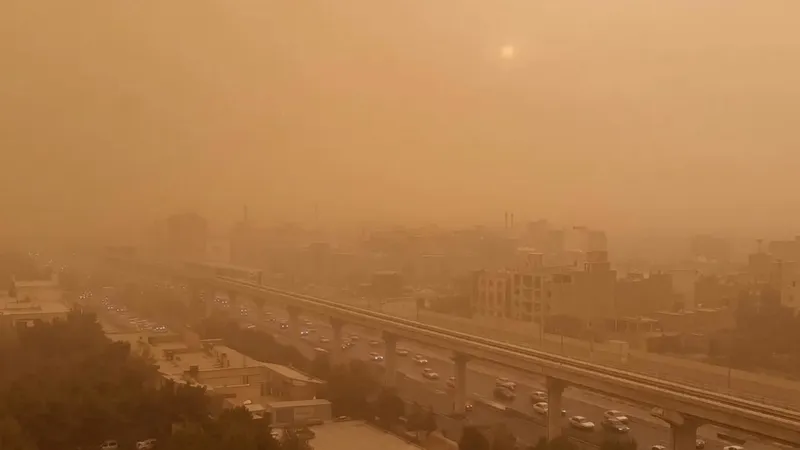 VIDEO: Una ciudad iraní se tiñe de naranja por una enorme tormenta de polvo
