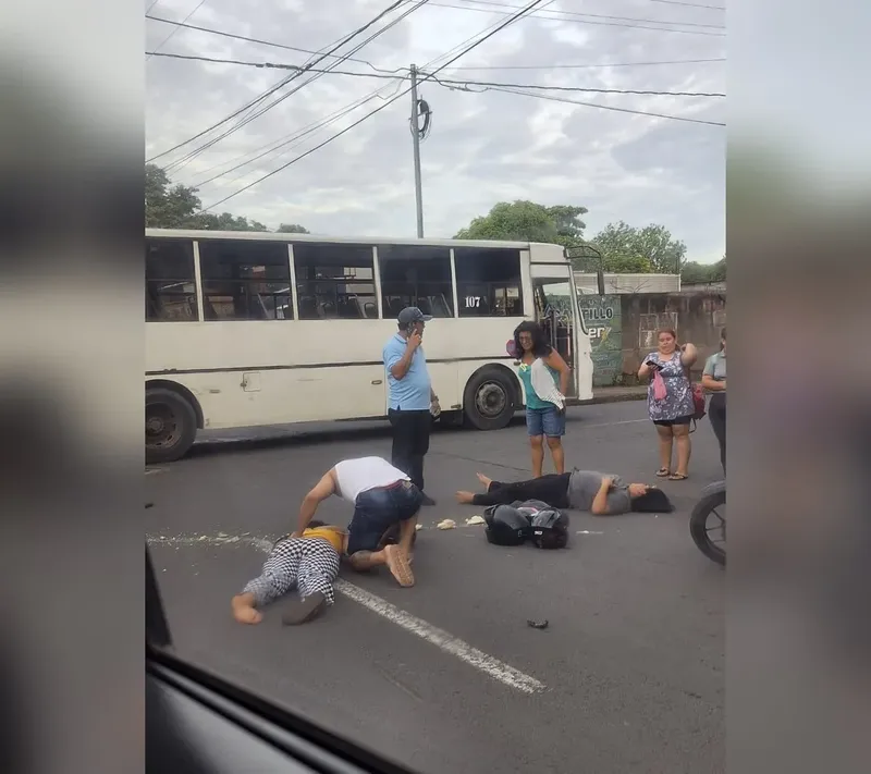 Hermanas resultan en condición delicada al ser impactadas por autobús en barrio Altagracia