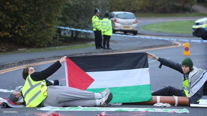 FOTOS: Activistas propalestinos bloquean una vía logística en Reino Unido