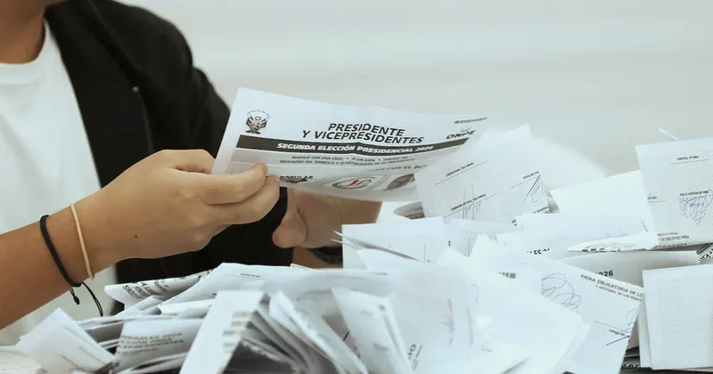 El voto de la diáspora podría ser determinante en la reñida elección presidencial de Perú
