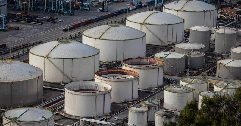 La AIE acuerda completar la liberación pendiente de 100 millones de barriles de petróleo
