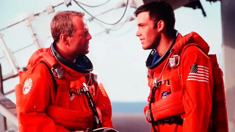 "No hagas esa película. No te conviene": Bruce Willis dio dos consejos a Ben Affleck hace 30 años, pero los dos fueron equivocados