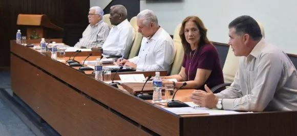 Examinó Consejo de Estado implementación de las transformaciones económicas y sociales