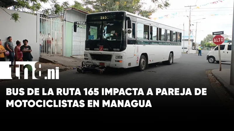 Motociclistas resultaron lesionados tras ser impactados por bus de la ruta 165