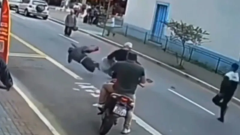 Con una zancadilla, peatón impide robo en una óptica en Brasil