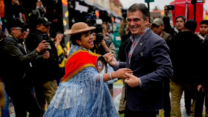 Paz encabeza su primer Día de la Independencia afirmando que "una nueva Bolivia está naciendo"