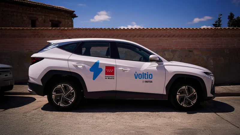 Una app, 35 coches eléctricos y alquiler por 8 euros: el plan de la Comunidad de Madrid para recuperar la movilidad tras los incendios