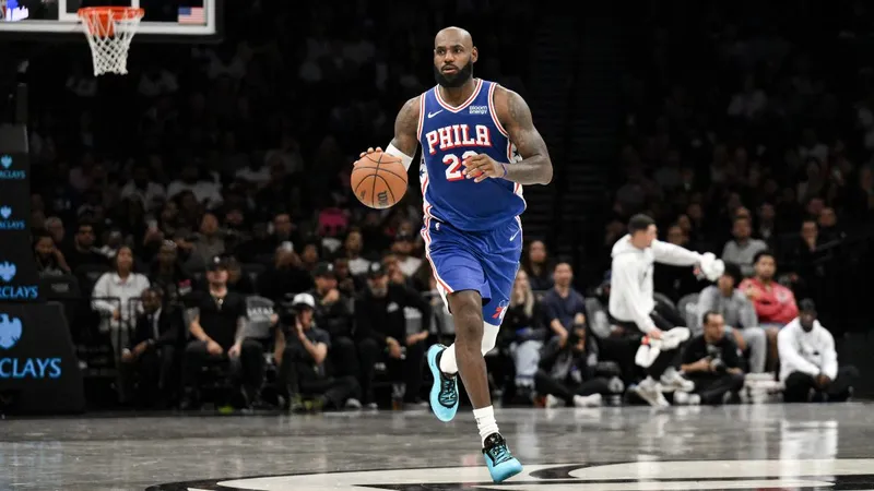 LeBron, más pasador que anotador en su estreno con los 76ers