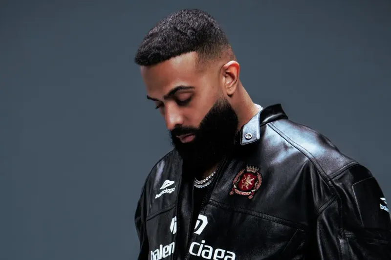 Eladio Carrión vive un momento ‘Polaroid’ con segundo No. 1 en Latin Airplay
