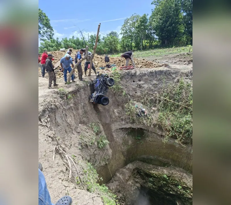 Rivas: dos trabajadores heridos al caer cuadraciclo en excavación profunda