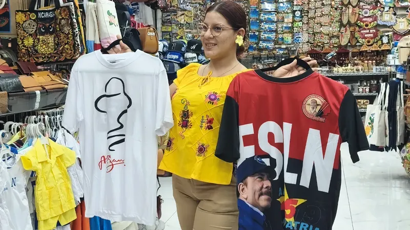 Managua vive el ambiente del 47/19 con amplia oferta de productos conmemorativos