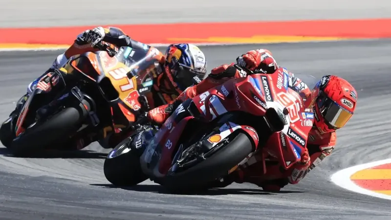 Marc Márquez prolonga el sueño sellando el doblete en Aragón ante un Acosta superlativo