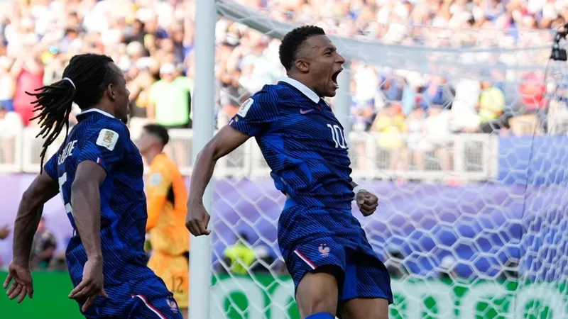 Mbappé rescata a Francia