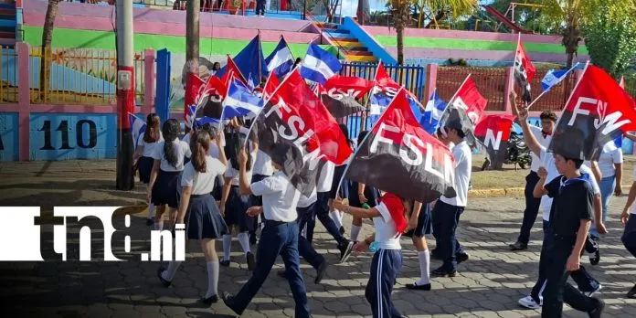 Carrera de relevo de banderas honra a los héroes y mártires de la Colina...