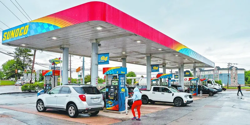 Gasolina en EU baja por sexta semana consecutiva pero el panorama aún no está despejado