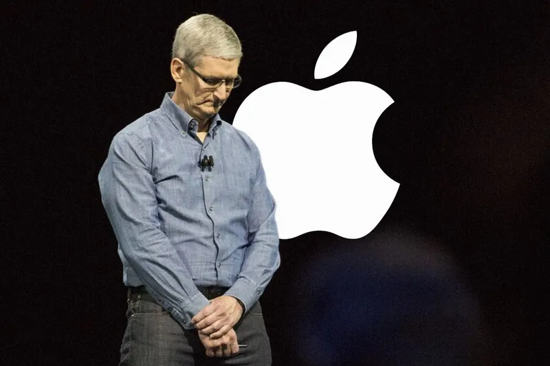 "No podemos hacerlo todo". Tim Cook confirma que Apple subirá los precios por la crisis de memorias