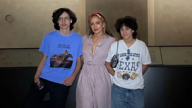 Jennifer Lopez revela cómo ha enfrentado el 'nido vacío' tras la partida de Oskar y Max a la universidad