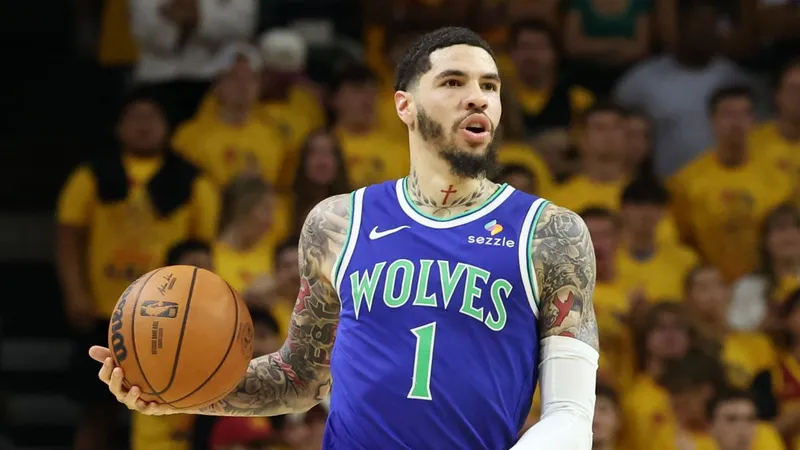Chris Finch da un toque a LaMelo Ball