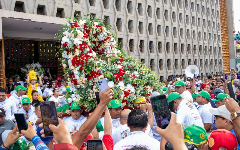 Miles de devotos acompañan el recorrido de Santo Domingo por los barrios orientales de Managua