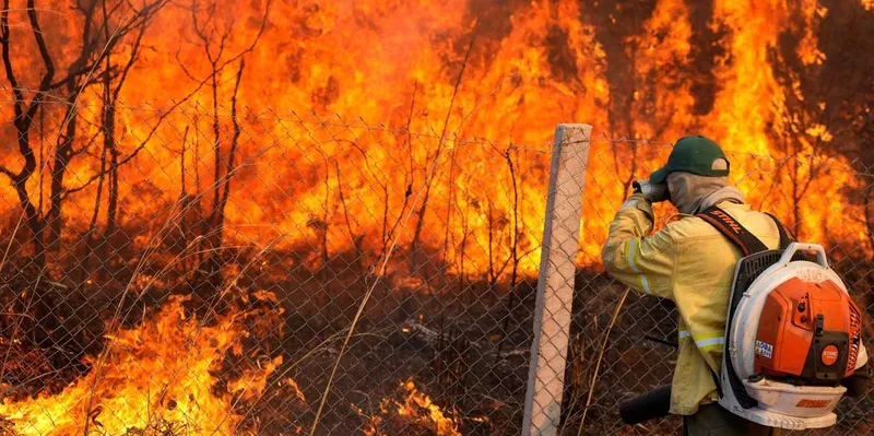 Incendio forestal fuera de control obliga a evacuar a 20.000 personas en Canadá