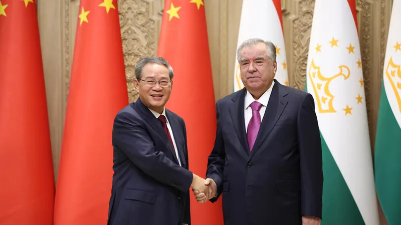 Primer ministro chino se reúne con el presidente de Tayikistán