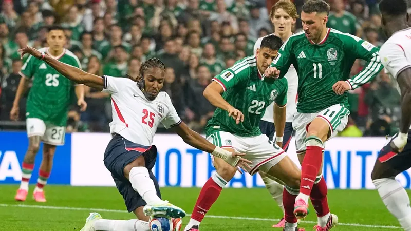 ¿Qué le pasó a Santi Giménez? Ya se conoce la gravedad de su lesión tras el partido contra Inglaterra
