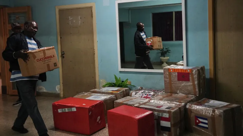 "A Cuba hay que quererla": la red solidaria que ayuda a paliar la crisis en la isla | Video
