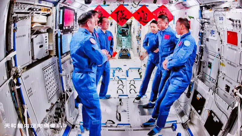 China completa una nueva misión de relevo en el espacio