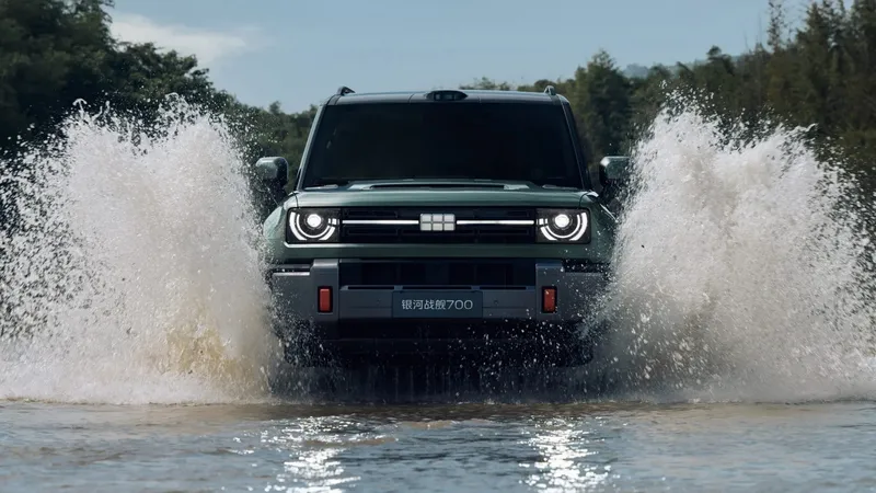 1.770 km de autonomía y 1.129 CV por 26.000 €: el nuevo Defender de Geely vende 43.900 unidades en 1 hora antes de llegar a España