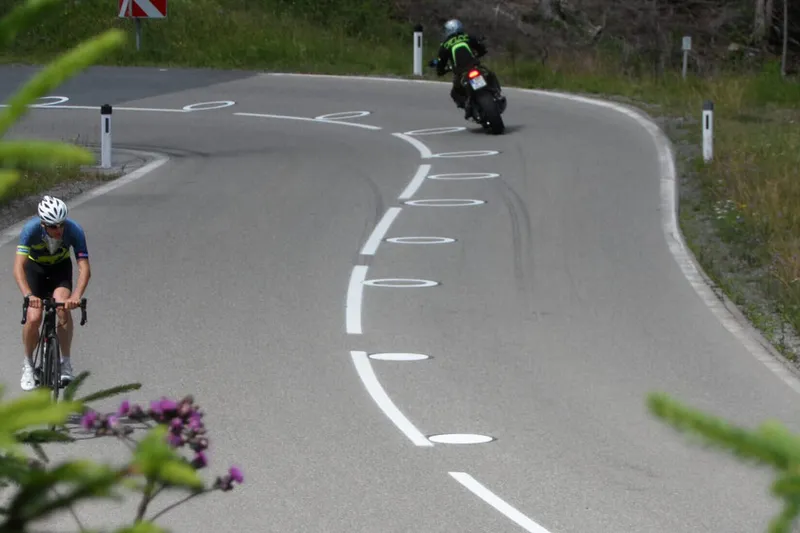 La DGT ya pinta círculos blancos en algunas curvas en España: qué significan y por qué pueden salvar la vida de los motoristas