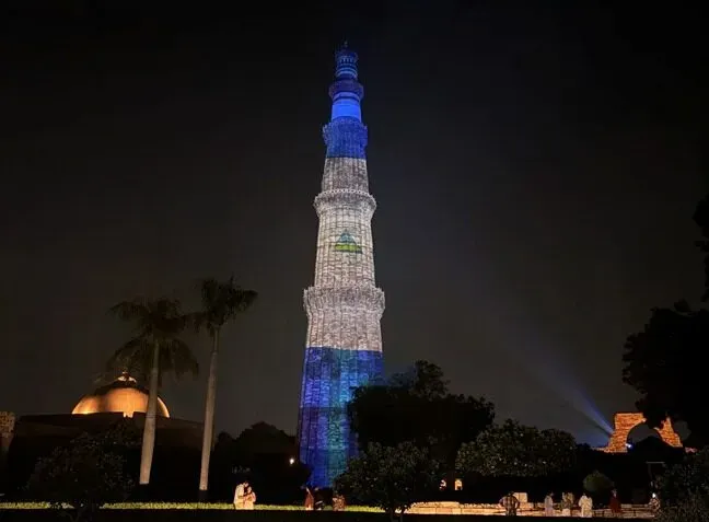 Iluminan el Qutb Minar con azul y blanco por independencia de Nicaragua