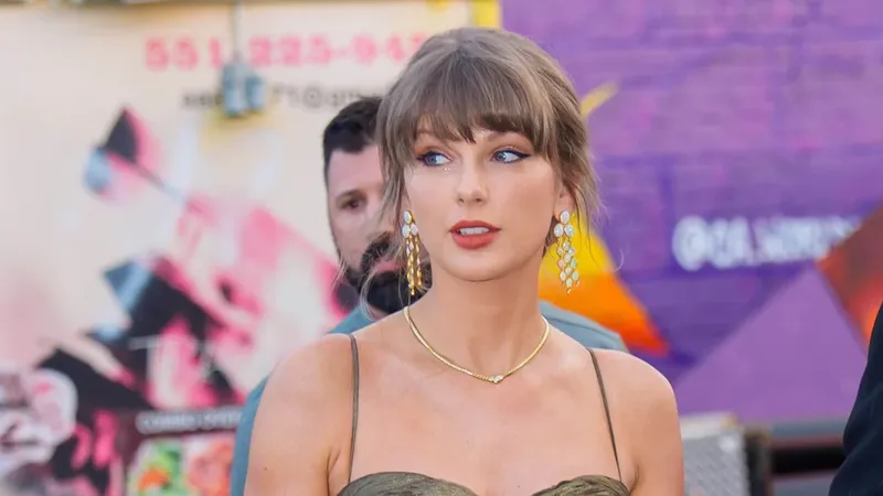 Taylor Swift reaparece con las icónicas joyas que pertenecieron a Elizabeth Taylor