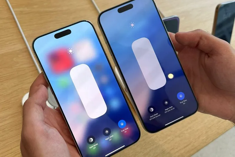 "Mi iPhone siempre brilla menos que el de la Apple Store". Si tú también lo has pensado, hay una razón técnica (y de seguridad) detrás