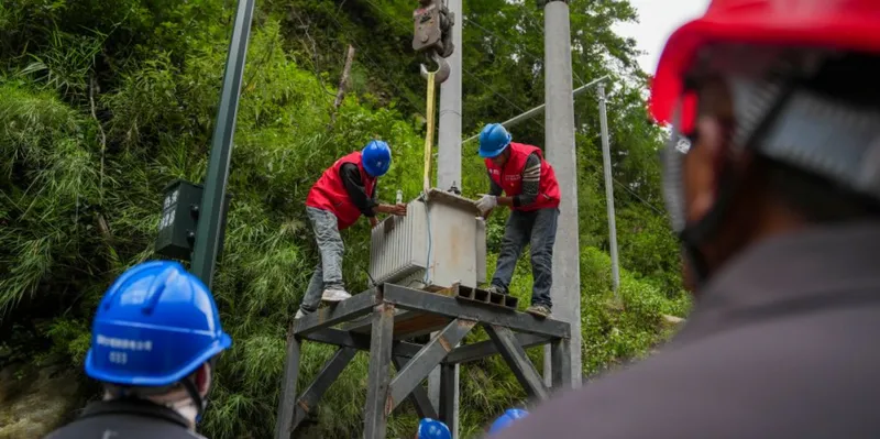 Restablecen suministro eléctrico en zonas afectadas por avalancha de lodo en Gyirong, China