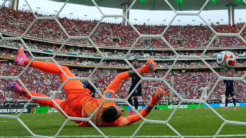 Uruguay, con otro error del portero Muslera, quedó fuera del Mundial al perder con España: 0-1