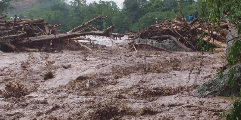 ¡Apocalíptica crecida en Nepal! Río baja con furia y arrastra todo a su paso...