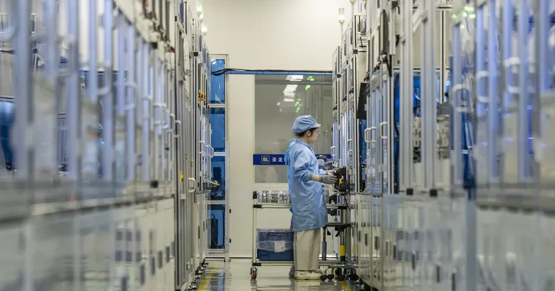 Desaceleración de China se extiende con caída de fábricas y constructoras