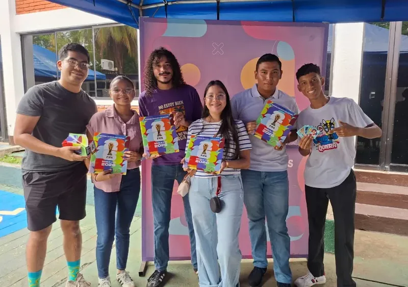 Coleccionistas siguen llenando sus álbumes Panini del Mundial 2026 en el Gran «Cambiatón»