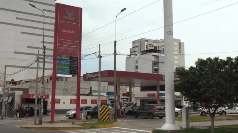 La tensión en Ormuz eleva un 40,6 % el precio de la gasolina en Perú