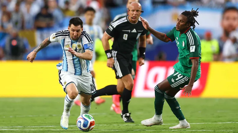 Argelia protesta ante FIFA por jugadas de Lionel Messi y Alexis Mac Allister