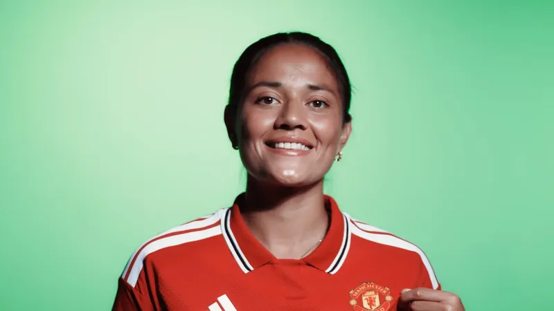 Rebeca Bernal hace historia: es la primera mexicana en fichar con el Manchester United