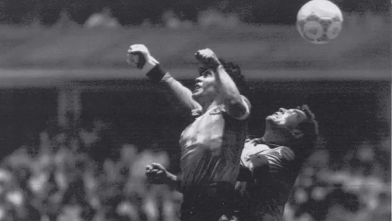 Balón con el que Maradona marcó la “Mano de Dios” y el “Gol del Siglo” se subasta por mucho menos de lo esperado