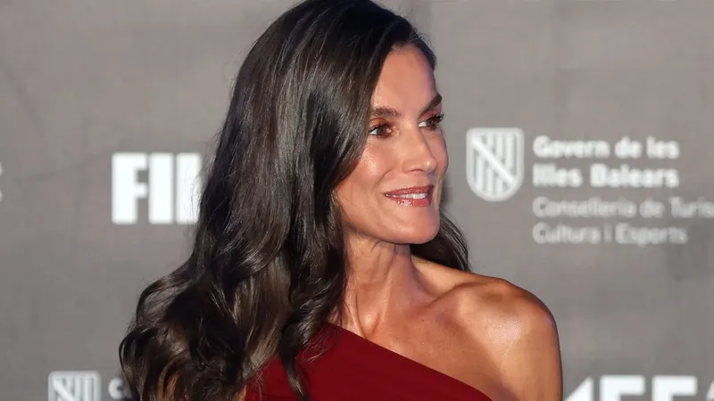 La reina Letizia confirma que el rojo sigue siendo su mejor aliado
