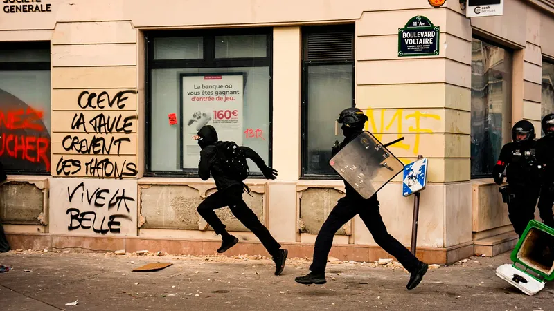 Policía francesa deja menores mutilados y heridos durante protestas estudiantiles