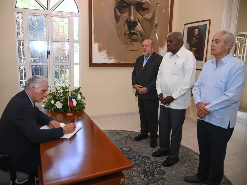 Presidente cubano firma libro de condolencias por terremotos en Venezuela