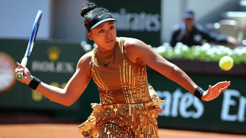 Naomi Osaka deslumbra con un 'look' inspirado en la Torre Eiffel durante el Roland-Garros