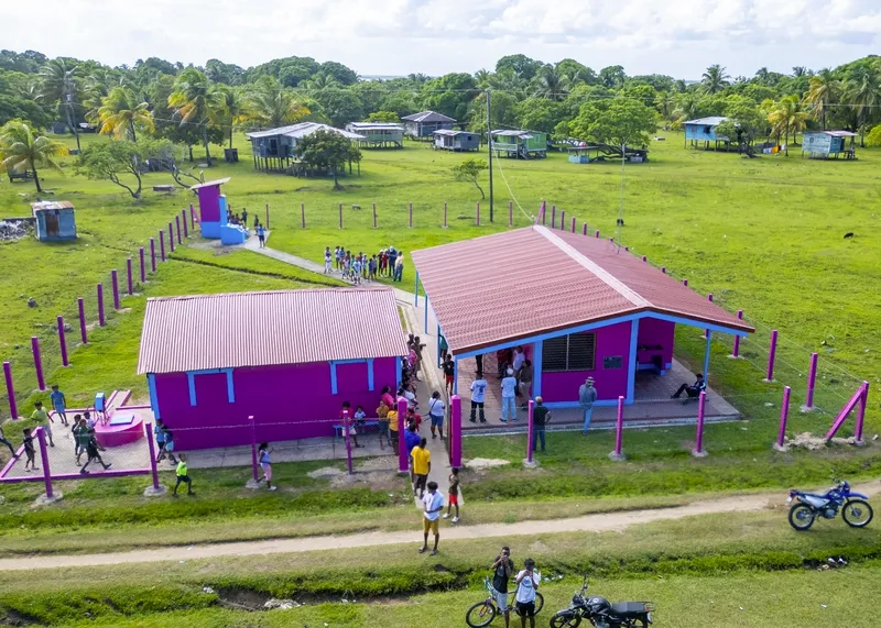 Mejoran condiciones de escuela en comunidad indígena Tawasakia