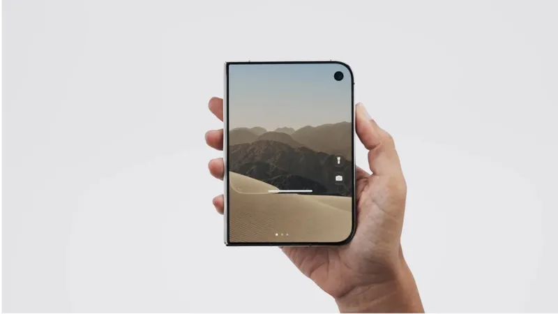 Samsung se burla del nuevo iPhone Duo: «Avísennos cuando terminen de recalentar nuestras sobras»